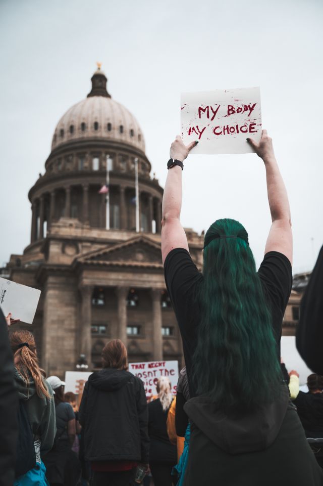 Frau steht mit einem Schild, auf dem «my body my choice» steht, vor dem US Kongress. (Bild: Brett Sayles)