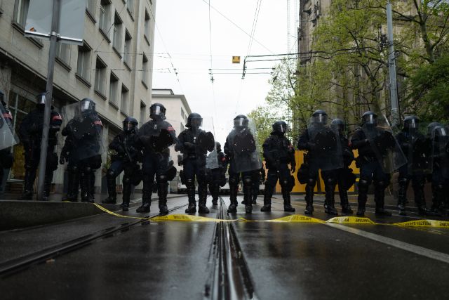 Das Foto zeigt die Polizeiblockade vom 1. Mai . Die Polizei steht in Schutzanzug mit Schutzschilden.