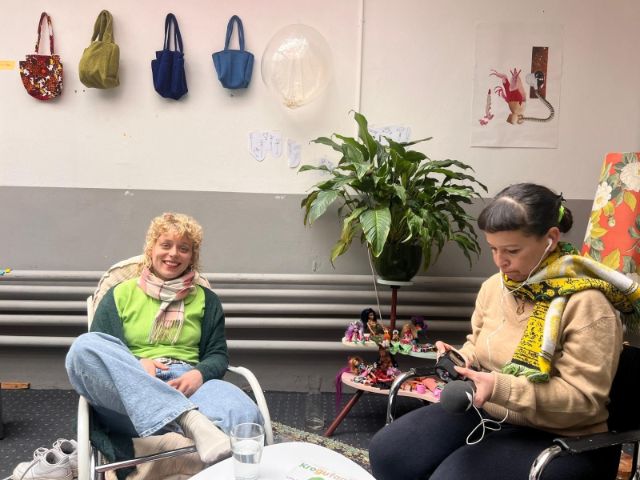 Ada Fischer und Danielle Bürgin sitzen im Soft Space und bereiten sich auf das Gespräch vor