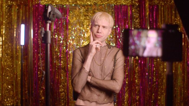 Bild aus der englischen Serie Sexfluencing, die einen queeren Vlogger vor der Kamera zeigt.